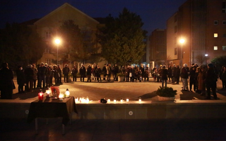 Közös főhajtás Györgyi néni emléke előtt a Városháza téren - fotó: 