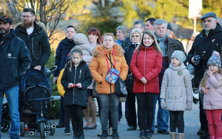 Huszáros villámcsődület a Városháza téren - fotó: 