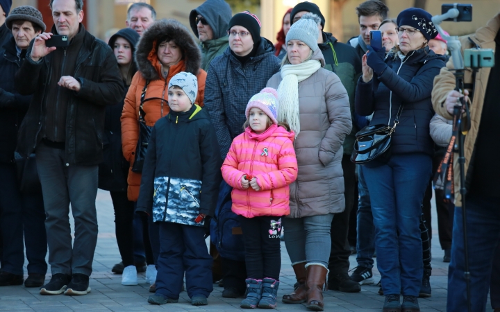 Huszáros villámcsődület a Városháza téren - fotó: 