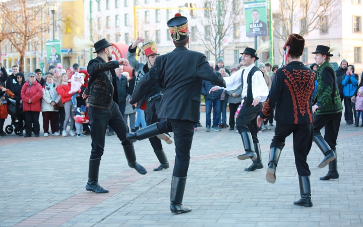 Huszáros villámcsődület a Városháza téren - fotó: 