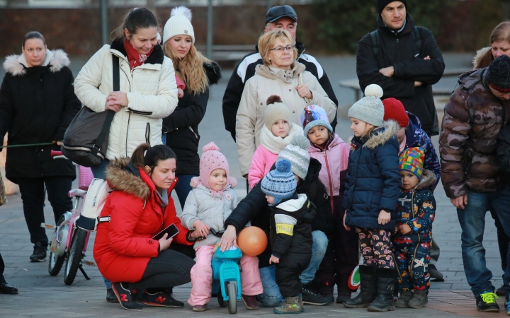 Huszáros villámcsődület a Városháza téren - fotó: 