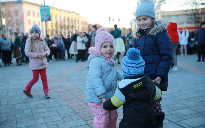 Huszáros villámcsődület a Városháza téren - fotó: 