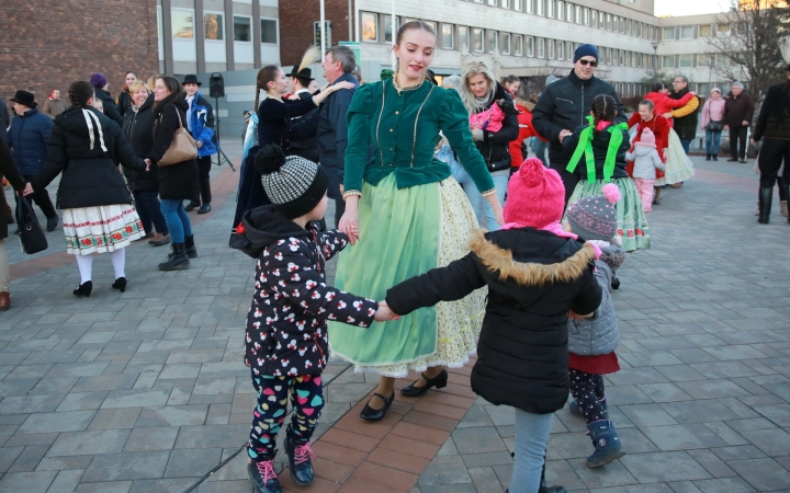 Huszáros villámcsődület a Városháza téren - fotó: 