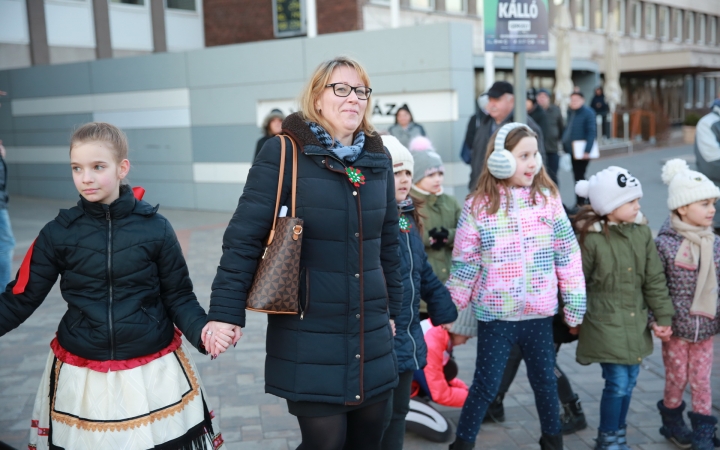 Huszáros villámcsődület a Városháza téren - fotó: 