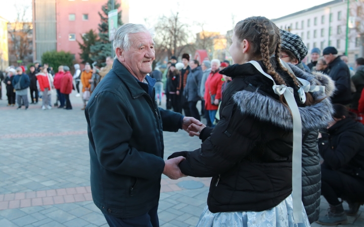 Huszáros villámcsődület a Városháza téren - fotó: 