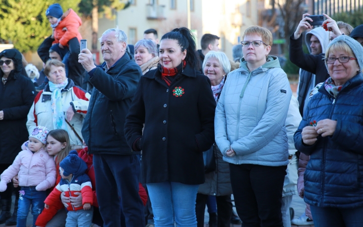 Huszáros villámcsődület a Városháza téren - fotó: 