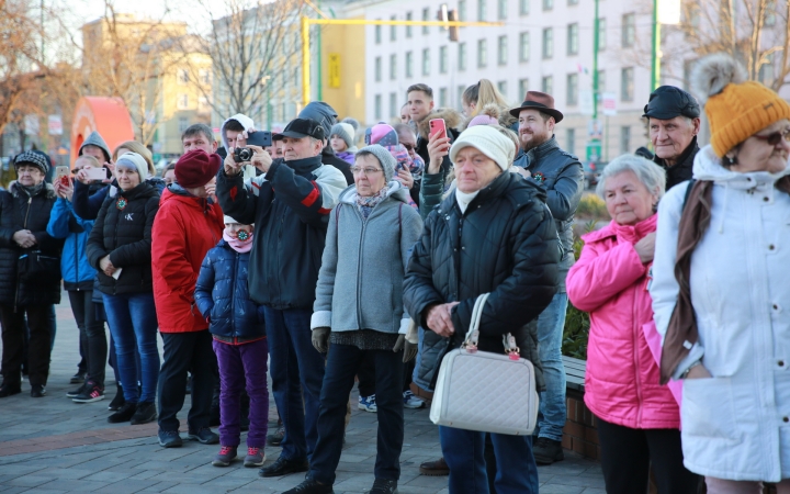 Huszáros villámcsődület a Városháza téren - fotó: 