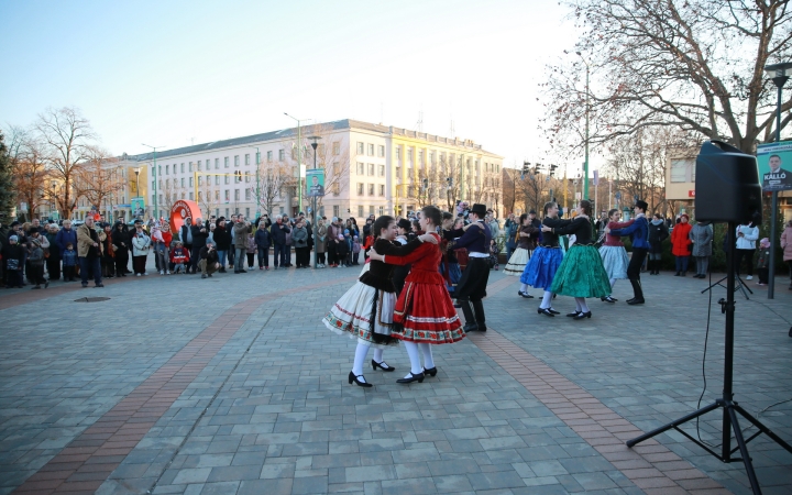 Huszáros villámcsődület a Városháza téren - fotó: 