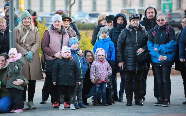 Huszáros villámcsődület a Városháza téren - fotó: 