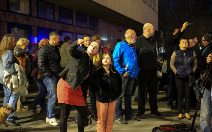 Demonstráció a békéért a Városházánál! - fotó: 