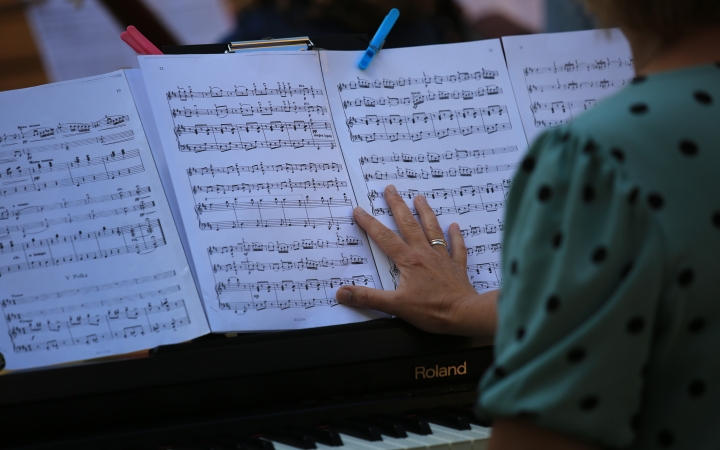 A Sándor Frigyes Zeneiskola tanévzáró koncertje a lakatolós téren (2022) - fotó: 