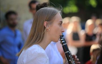 A Sándor Frigyes Zeneiskola tanévzáró koncertje a lakatolós téren (2022) - fotó: 