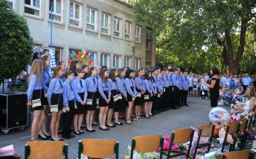Zászló, dalok, virágözön, szép szavak – ballagás a Móriczban - fotó: 