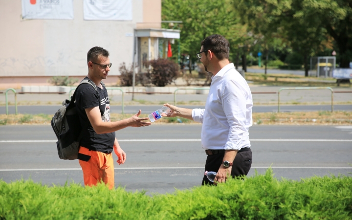 Jelképes akció a tikkasztó nyárban - fotó: 