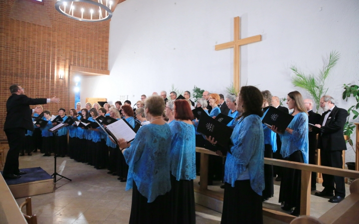 A Dunaújvárosi Vegyeskar az evangélikus templomban - fotó: 