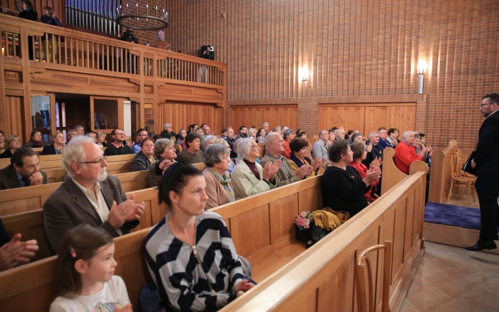 A Dunaújvárosi Vegyeskar az evangélikus templomban - fotó: 