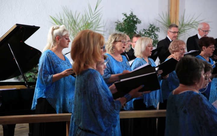 A Dunaújvárosi Vegyeskar az evangélikus templomban - fotó: 