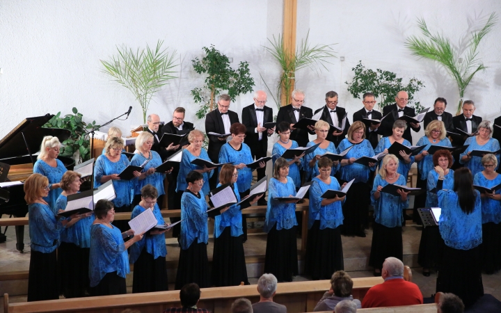 A Dunaújvárosi Vegyeskar az evangélikus templomban - fotó: 