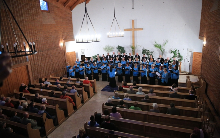 A Dunaújvárosi Vegyeskar az evangélikus templomban - fotó: 