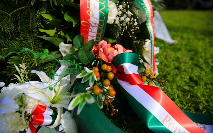 Nemzeti gyásznap a forradalmi emlékműnél - fotó: 