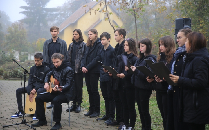 Megemlékezés a kopjafánál, ünnep a Bartókban - fotó: 