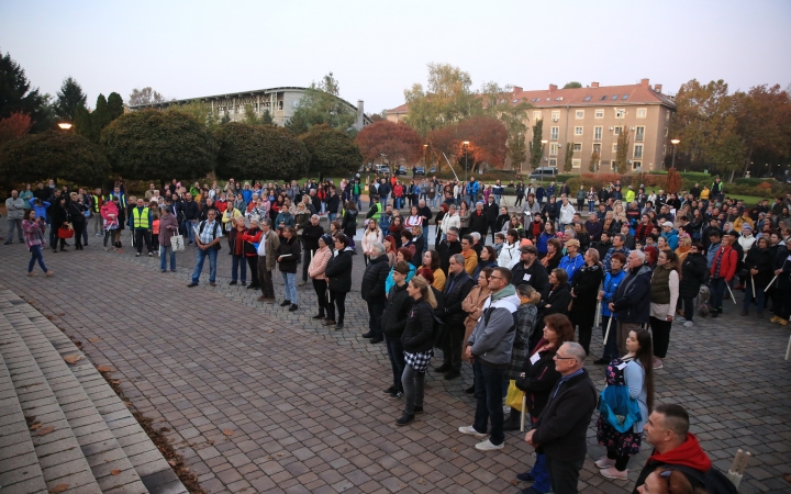 Fáklyás és mécseses felvonulás a pedagógusainkért - fotó: 