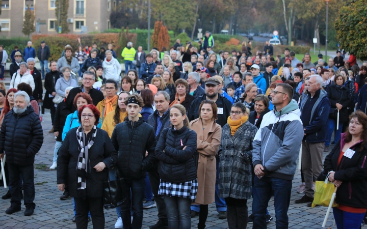 Fáklyás és mécseses felvonulás a pedagógusainkért - fotó: 