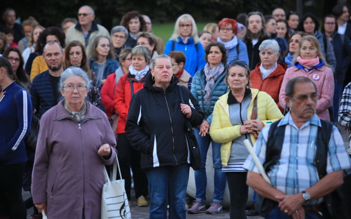 Fáklyás és mécseses felvonulás a pedagógusainkért - fotó: 