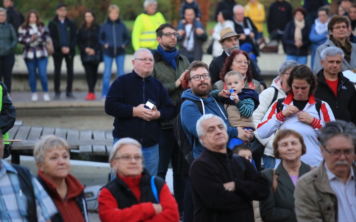 Fáklyás és mécseses felvonulás a pedagógusainkért - fotó: 