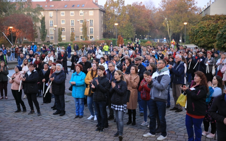 Fáklyás és mécseses felvonulás a pedagógusainkért - fotó: 