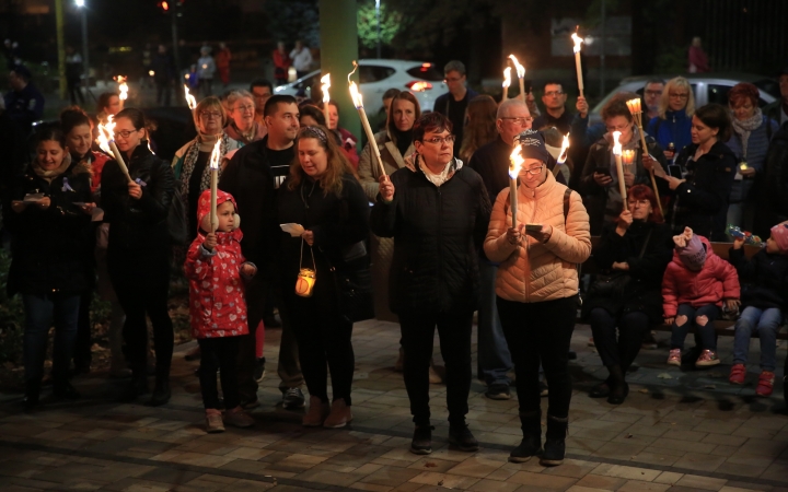 Fáklyás és mécseses felvonulás a pedagógusainkért - fotó: 