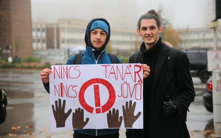 Élőlánc, demonstráció és nyílt fórum az oktatás válsága miatt - fotó: 