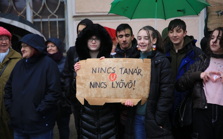 Élőlánc, demonstráció és nyílt fórum az oktatás válsága miatt - fotó: 