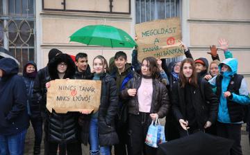 Élőlánc, demonstráció és nyílt fórum az oktatás válsága miatt - fotó: 