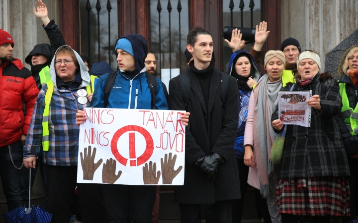 Élőlánc, demonstráció és nyílt fórum az oktatás válsága miatt - fotó: 