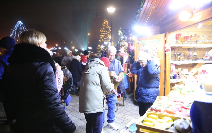 Gyertyagyújtás és forgatag advent első vasárnapján - fotó: 