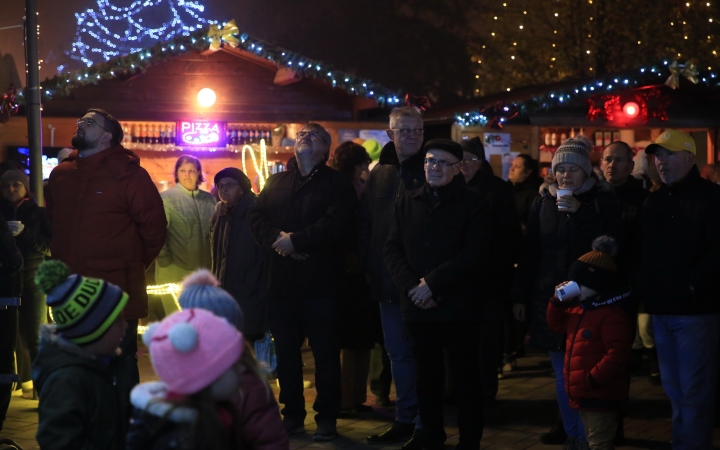 Gyertyagyújtás és forgatag advent első vasárnapján - fotó: 