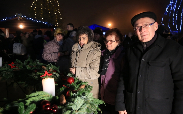 Gyertyagyújtás és forgatag advent első vasárnapján - fotó: 