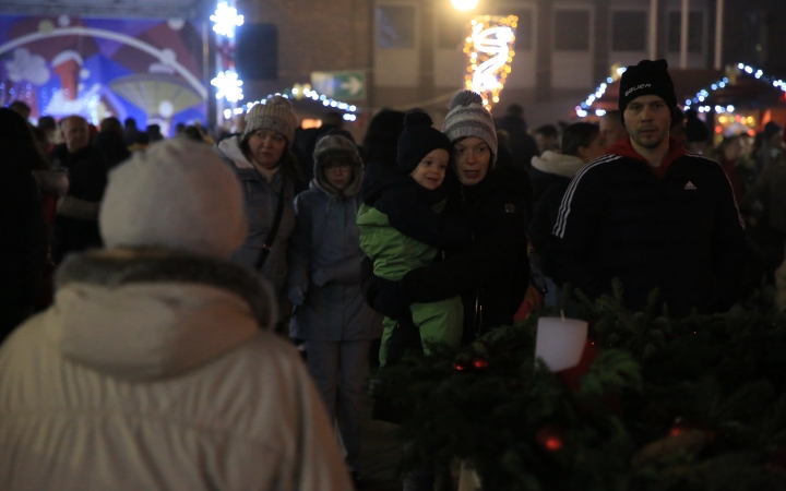 Gyertyagyújtás és forgatag advent első vasárnapján - fotó: 