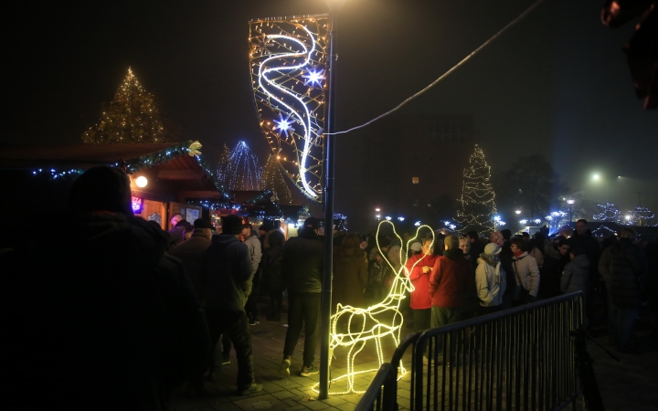 Gyertyagyújtás és forgatag advent első vasárnapján - fotó: 