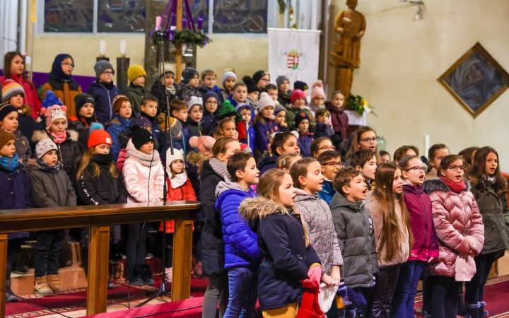 A Móricz iskola kórusai a főtemplomban - fotó: 