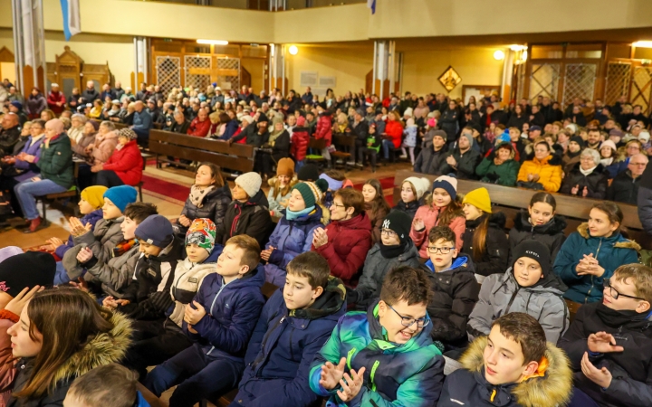 A Móricz iskola kórusai a főtemplomban - fotó: 