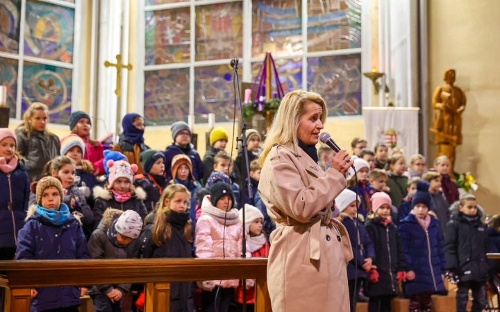 A Móricz iskola kórusai a főtemplomban - fotó: 