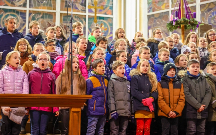 A Móricz iskola kórusai a főtemplomban - fotó: 