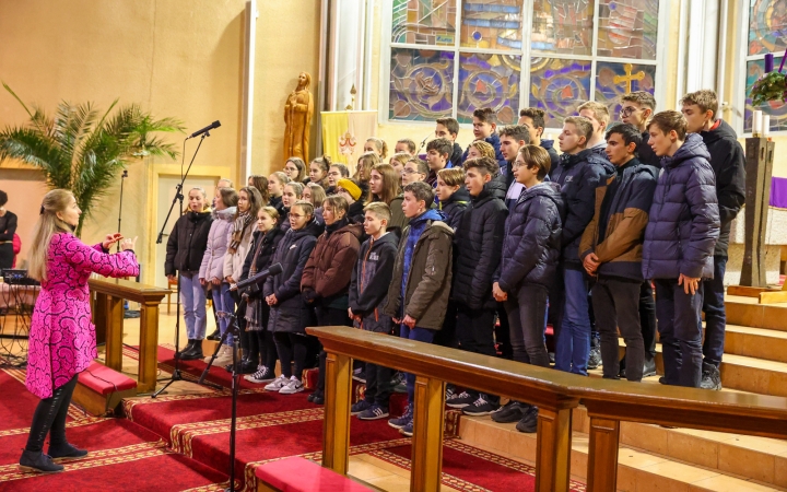 A Móricz iskola kórusai a főtemplomban - fotó: 