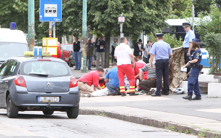 Mentőhelikopter szállt le a Béke térre - fotó: 