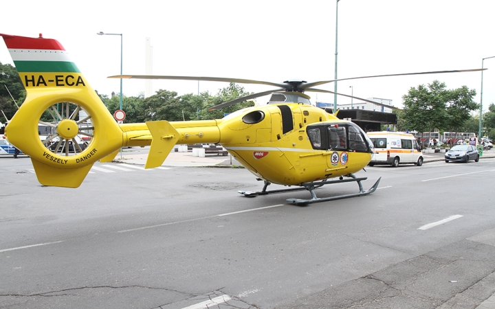 Mentőhelikopter szállt le a Béke térre - fotó: 