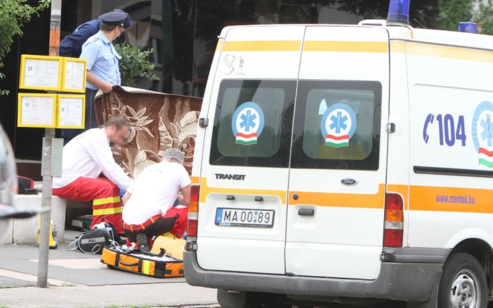 Mentőhelikopter szállt le a Béke térre - fotó: 