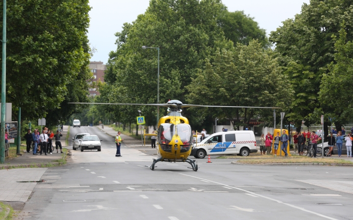 Mentőhelikopter szállt le a Béke térre - fotó: 