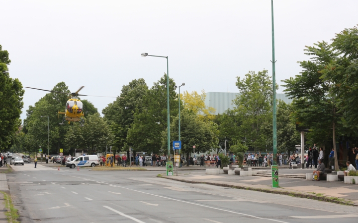 Mentőhelikopter szállt le a Béke térre - fotó: 